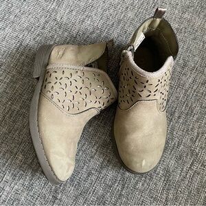 OshKosh girl Tan Ankle Boots with Cutout Design size 10 grayish brown play wear